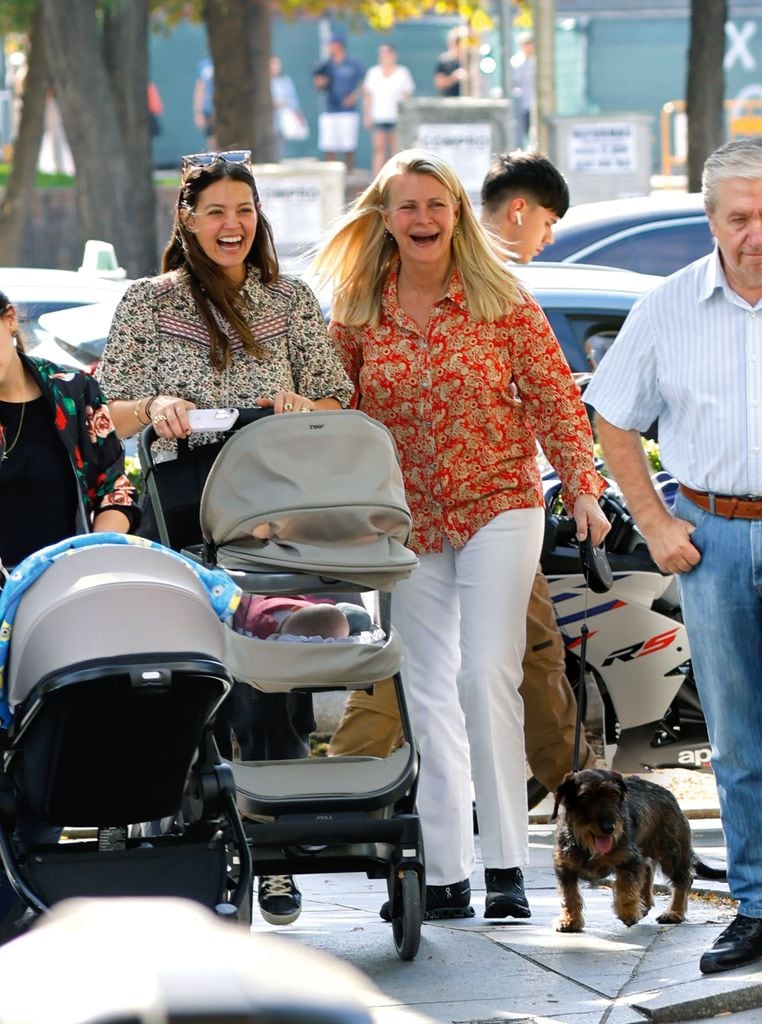 Nina Junot paseando con su hija y su nieta