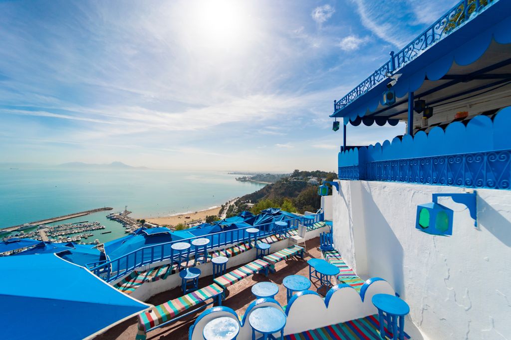 Terraza con vistas al puerto de Sidi Bou Said, Túnez