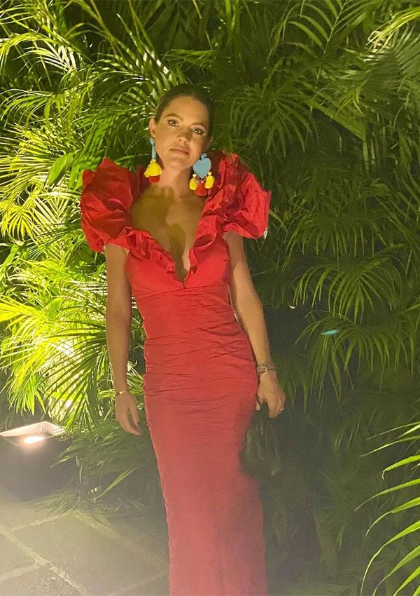 Isabelle Junot con un vestido español y pendientes XL