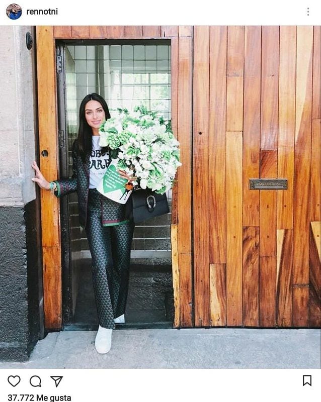 Renata Notni con traje y sneakers