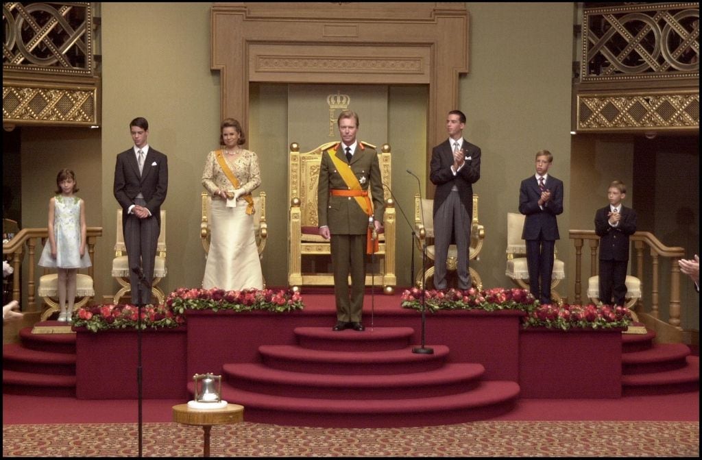 Dos imágenes del 7 de octubre del año 2000: el gran duque Juan de Luxemburgo, abdicó a favor de su hijo mayor, el gran duque Enrique