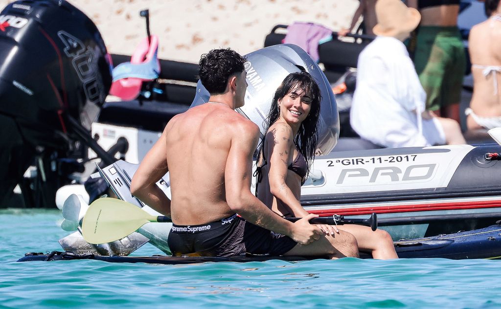 Aitana y Plex mirándose de forma romántica