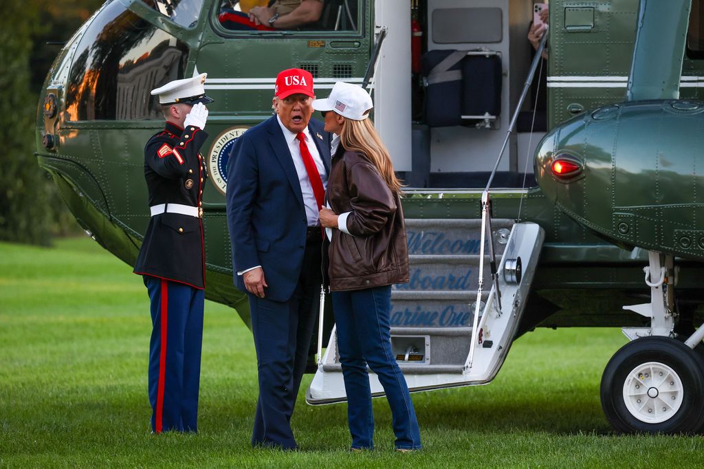 El presidente Donald Trump y la primera dama Melania Trump hablan después de desembarcar del Marine One en el jardín sur de la Casa Blanca