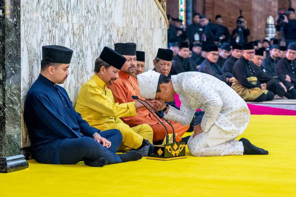 El príncipe Abdul Mateen de Brunei junto a su padre, el sultán de Brunei Hassanal Bolkiah, durante su boda