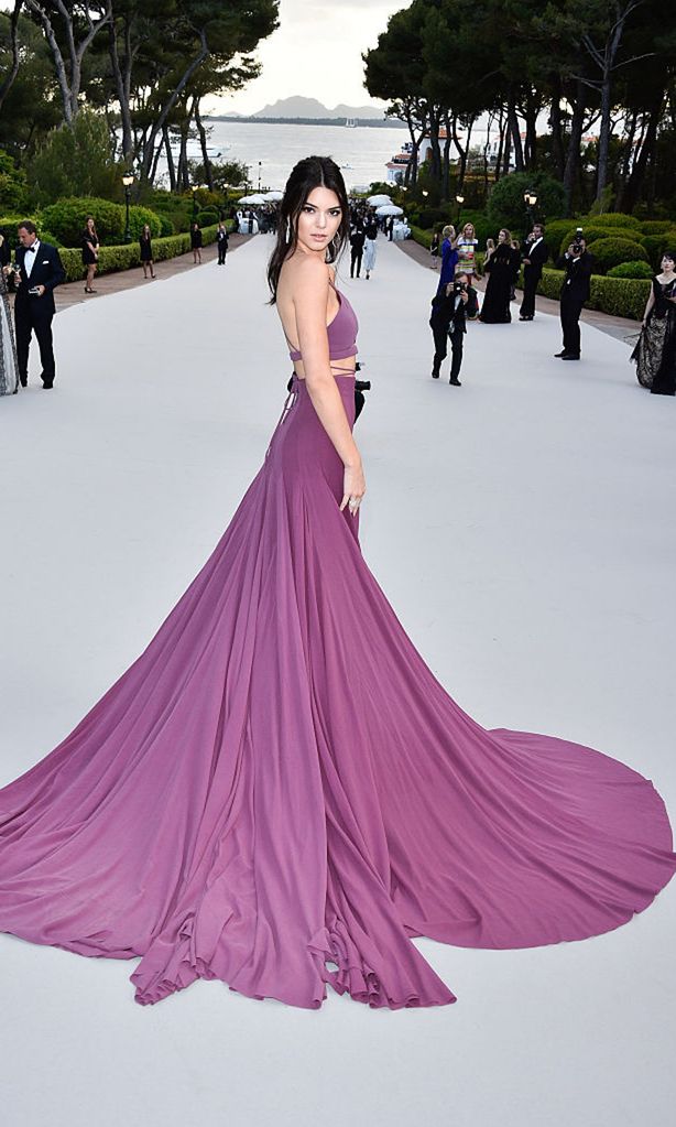 Kendall Jenner con vestido tipo coctel en color púrpura