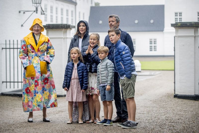 Federico y Mary de Dinamarca con sus hijos y la reina Margarita 