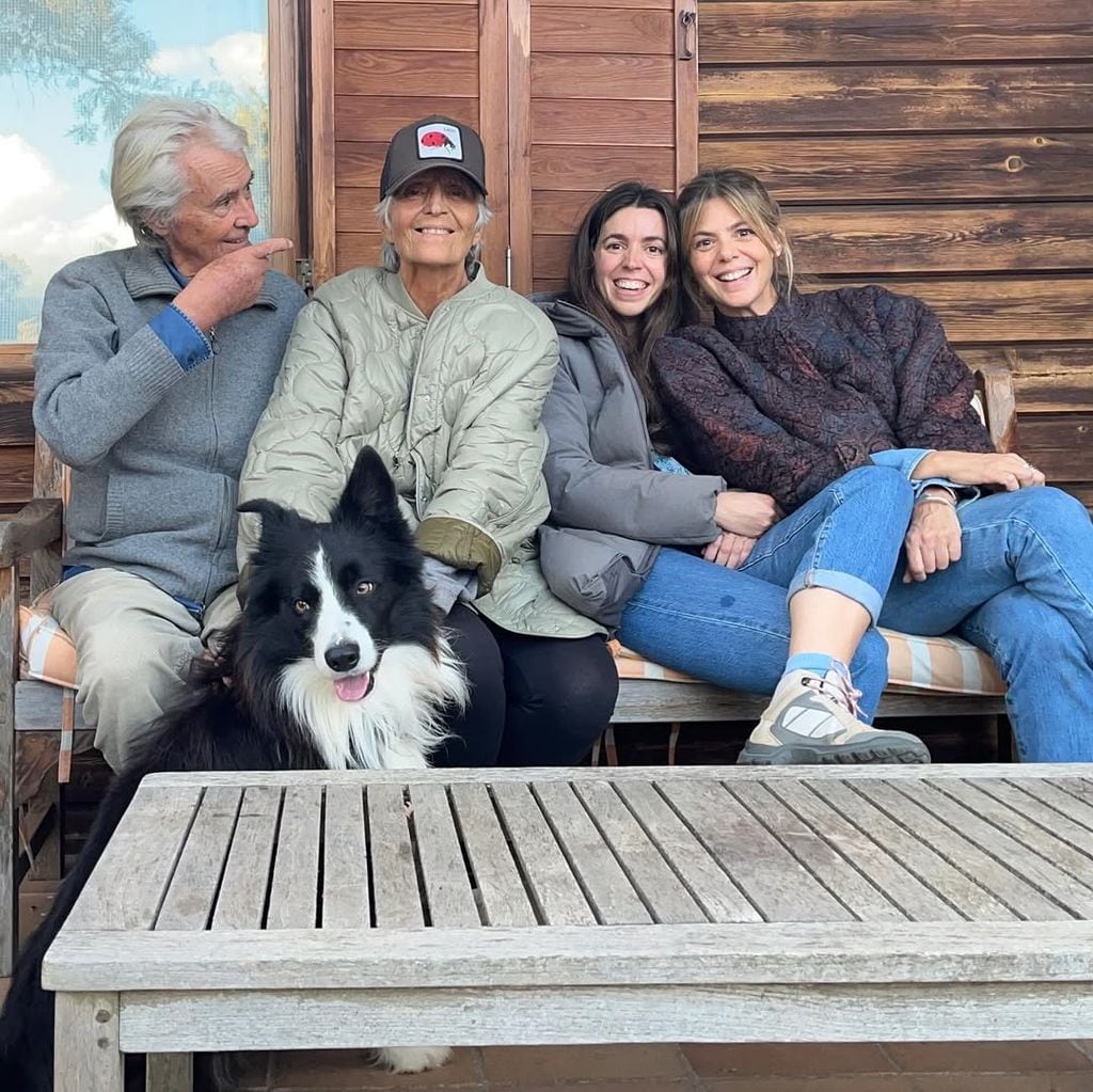 La actriz posa con sus padres, Manuel Velasco y María José Díaz, y con su hermana Carlota