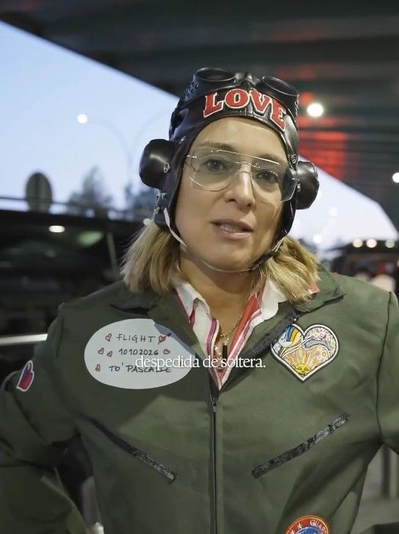 La presentadora fue disfrazada de piloto con la palabra 'love' en la cabeza