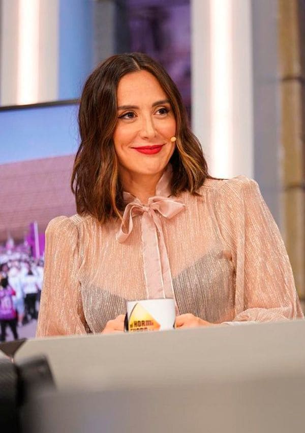 Tamara Falcó con blusa semitransparente y falda negra de terciopelo, en 'El Hormiguero'
