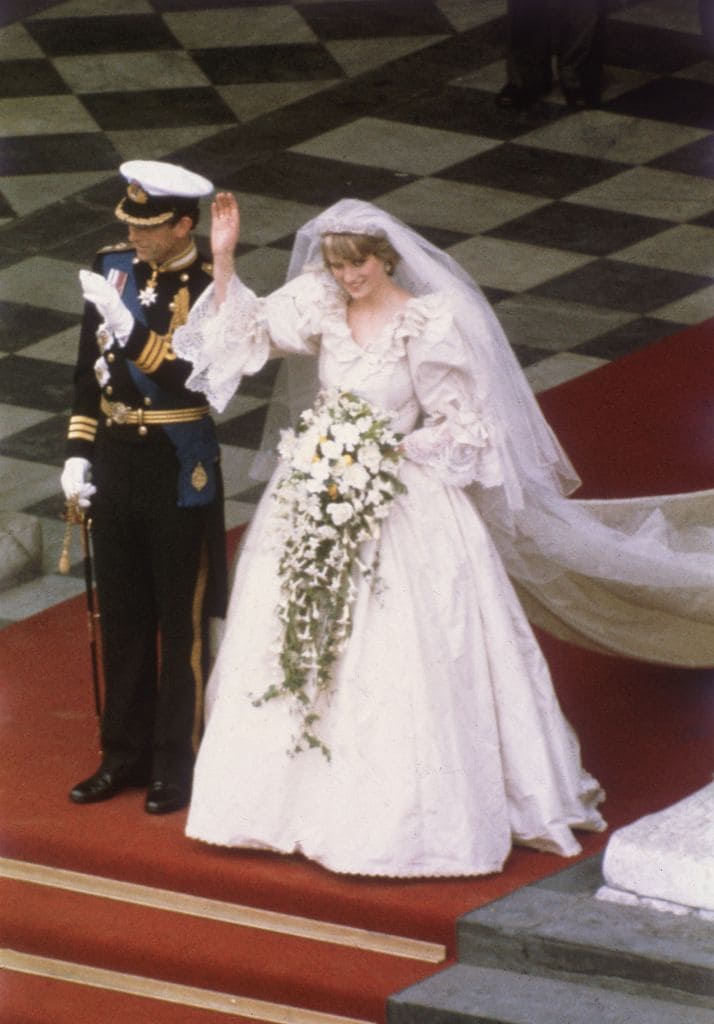 Plano entero de Diana de Gales y Carlos III saludando a la salida de su boda
