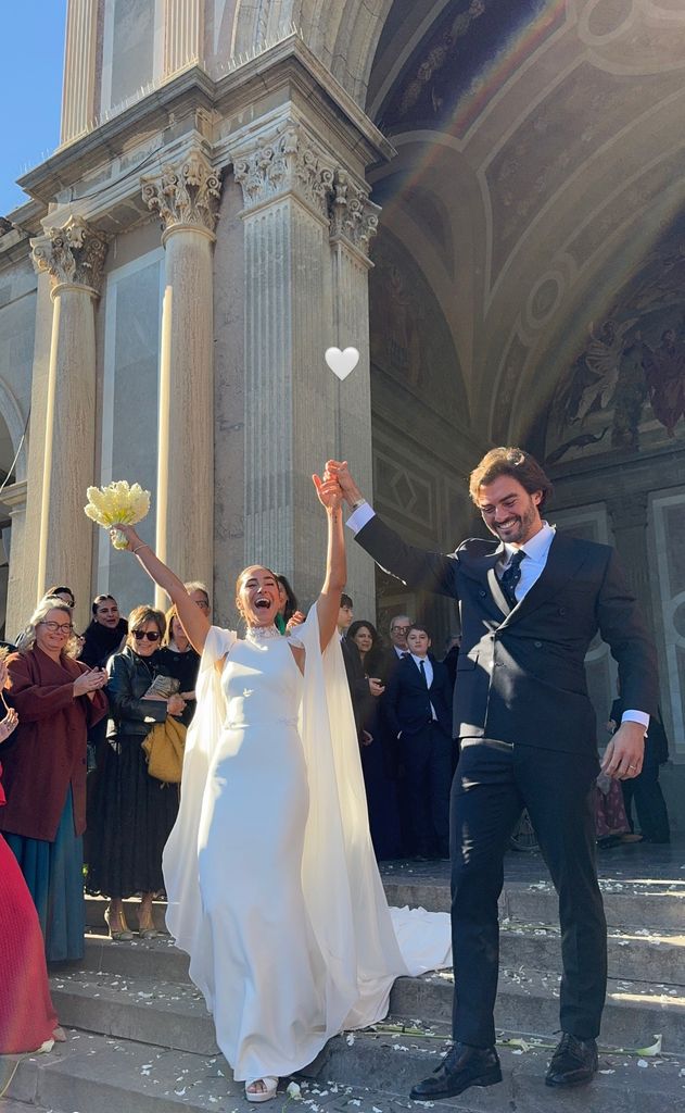 Los novios a la salida de la iglesia de Santa María, en el barrio de Pedralbes