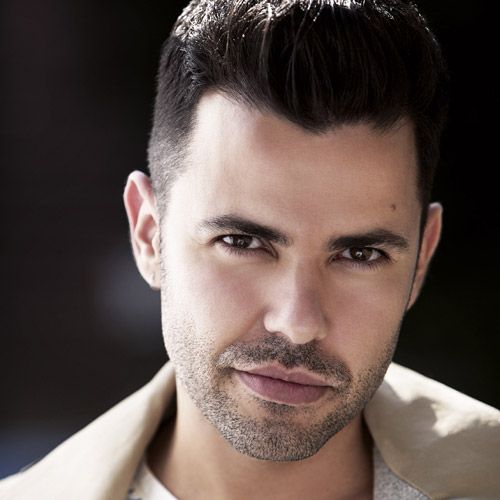 Miguel Álvarez cuenta con una larga trayectoria como maquillador. En la actualidad es el maquillador oficial de Max Factor.
