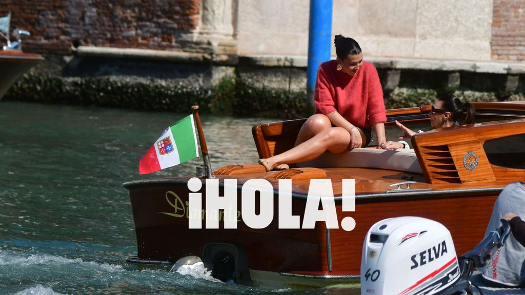 Descalza y disfrutando del sol, la hija de Vicky Martín Berrocal se ha atrevido a navegar sin ataduras