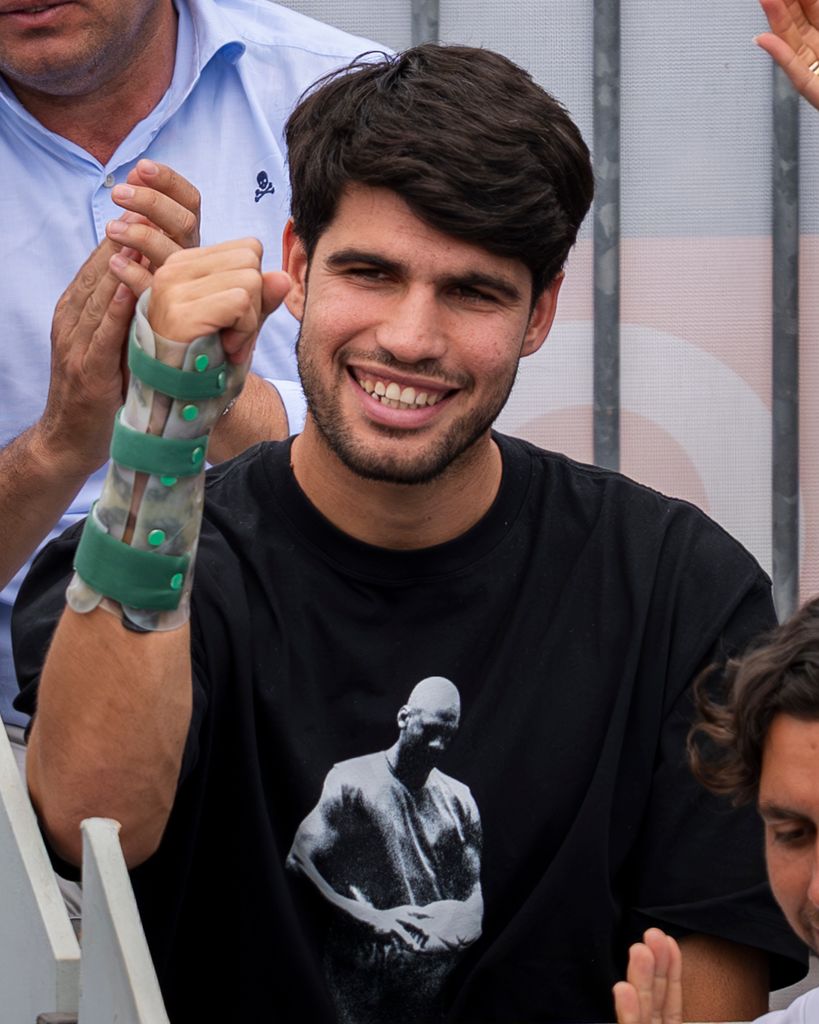 Carlos Alcaraz lleva una férula en su muñeca derecha debido a una lesión por la que no ha podido competir en el Mutua Madrid Open