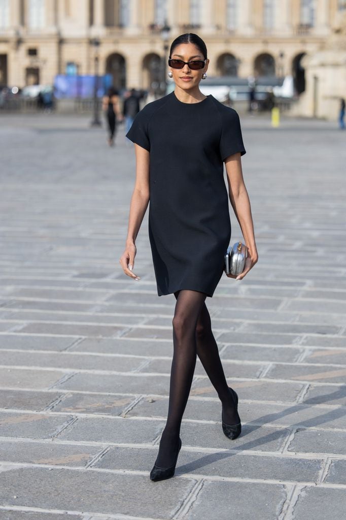 Looks con bolsos metálicos para ir a la moda