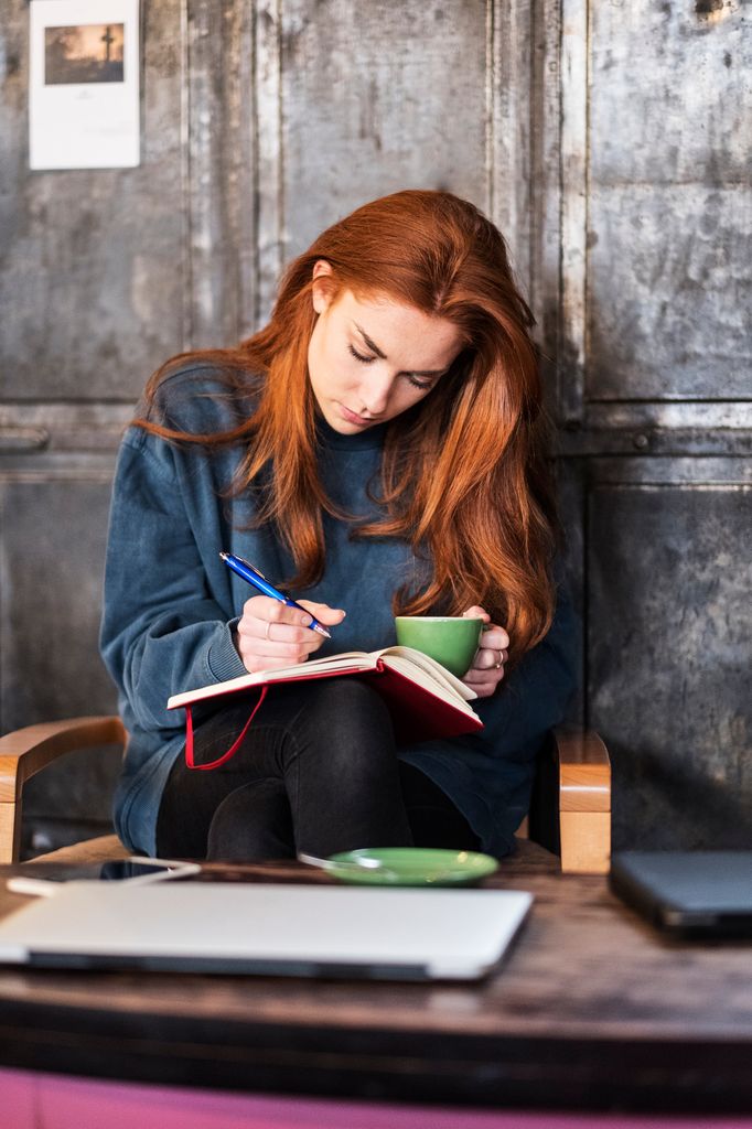 chica escribiendo cafeteria