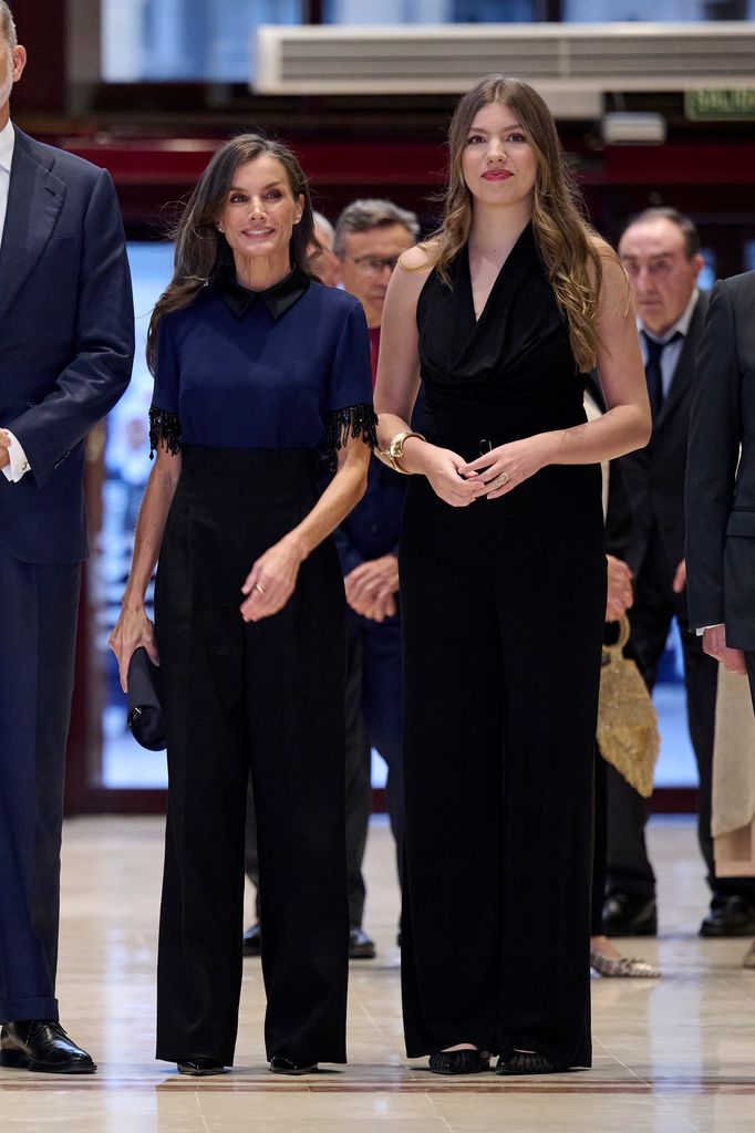 La reina Letizia y la infanta Sofía durante el concierto previo a la entrega de los Premios Princesa de Asturias 2025, celebrado el 23 de octubre.