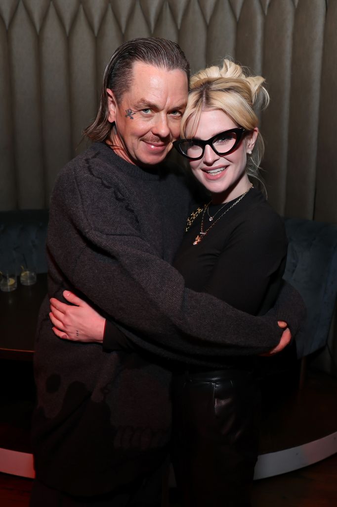 Sid Wilson y Kelly Osbourne asisten a la celebración del tour Boujee On A Budget de Matt Mathews con Live Nation, en The Peppermint Club, el 20 de noviembre de 2024 en Los Ángeles, California.