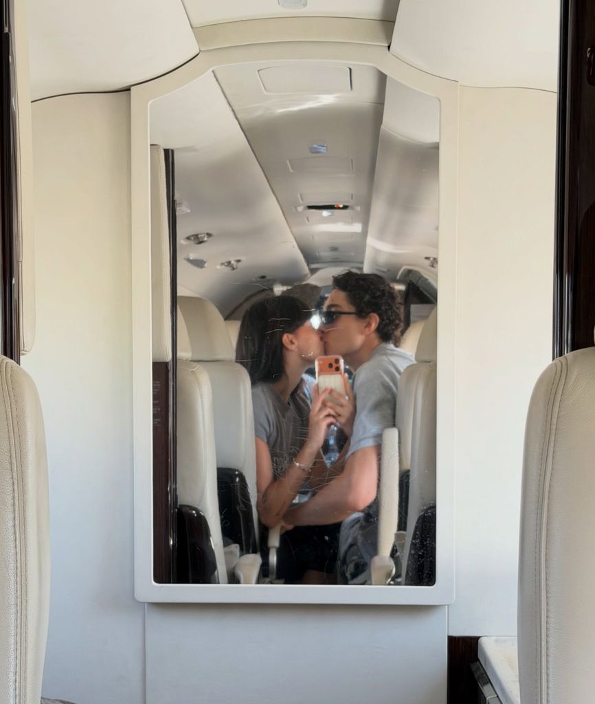 Un beso de película entre Aitana y Plex
