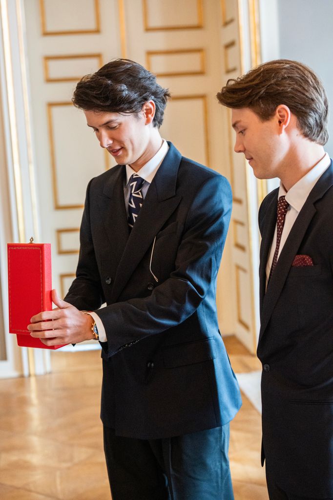 Nicolas y Felix de Dinamarca, condecorados por su tío el rey Federico de Dianmarca 
