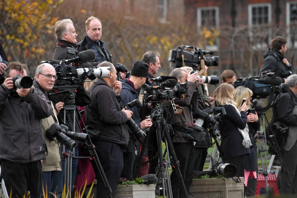 Harry y Meghan posando ante la prensa en el Palacio de Kensington el 27 de noviembre del 2017 anunciando su boda para la primavera de 2018