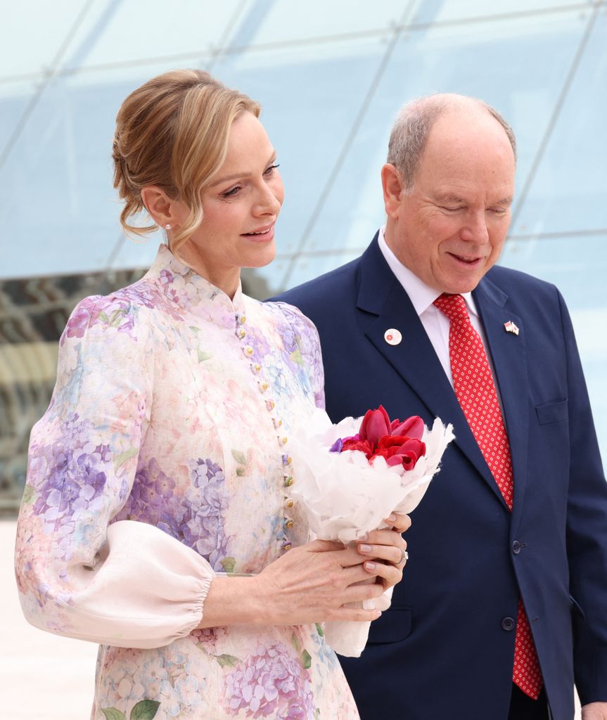La princesa Charlene de Mónaco recibiendo a Akiko de Japón, 2026.