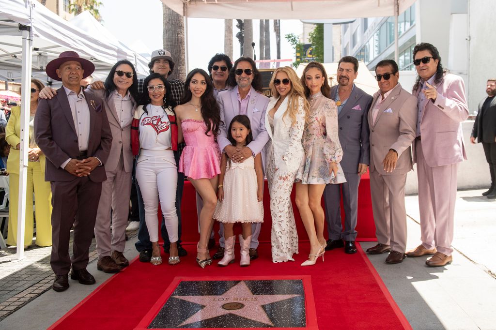 Los integrantes de Los Bukis con sus seres queridos. En esta foto, Marco Antonio Solís con su esposa Cristy y sus hijas, Marla y Alison.