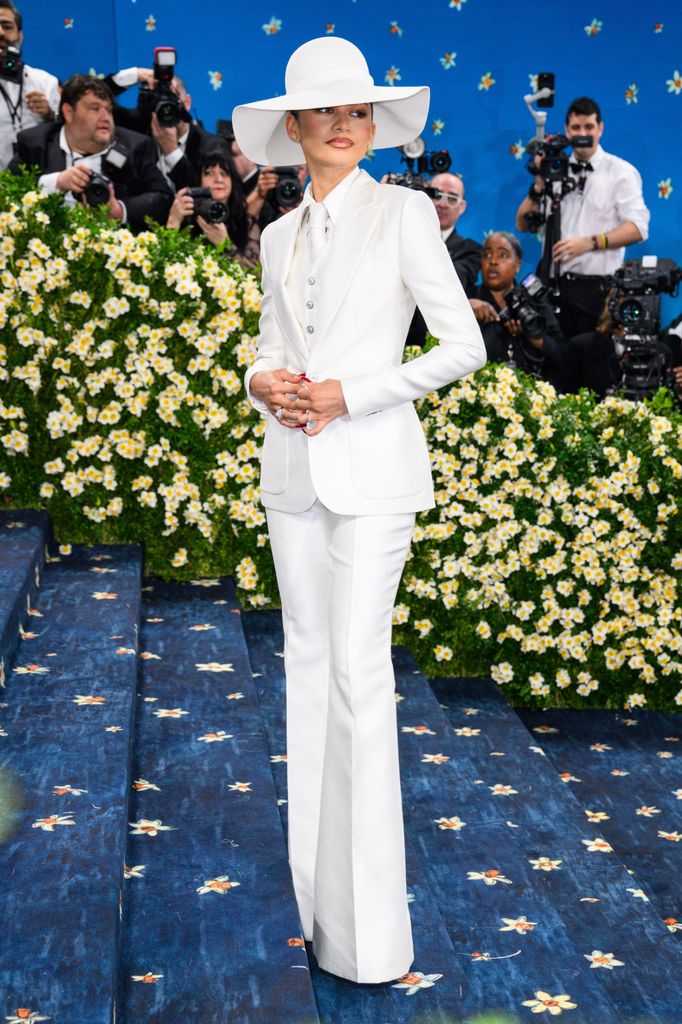 Zendaya se suma a la tendencia de atuendos 'bridal' en su paso por la Met Gala.