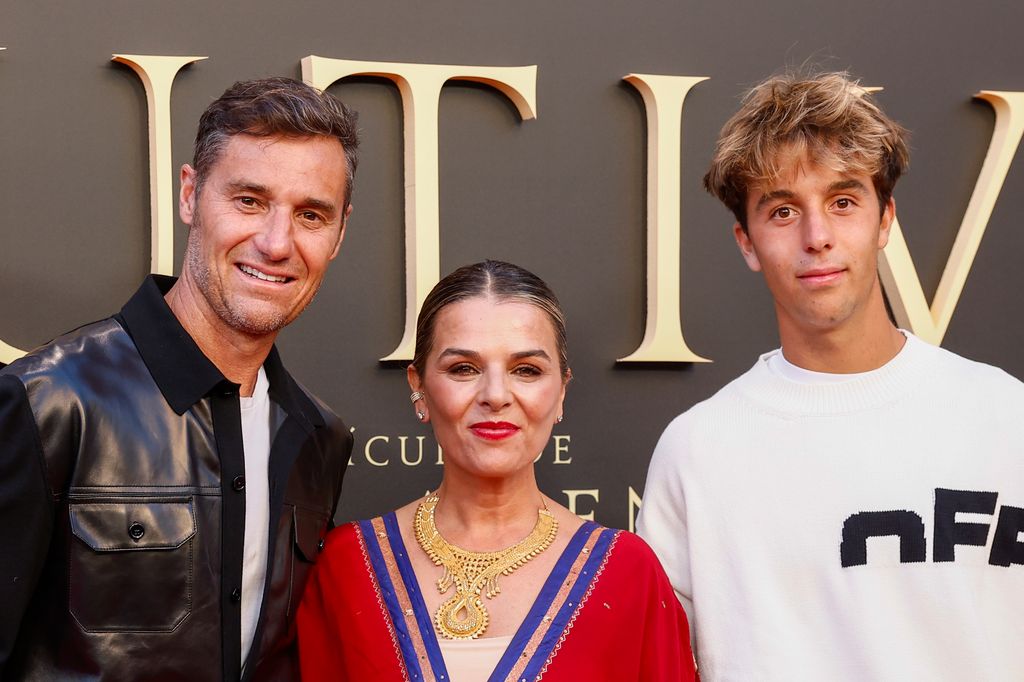 Iván Helguera con su mujer y sus hijos en el estreno de El cautivo en Madrid. 10 de septiembre de 2025