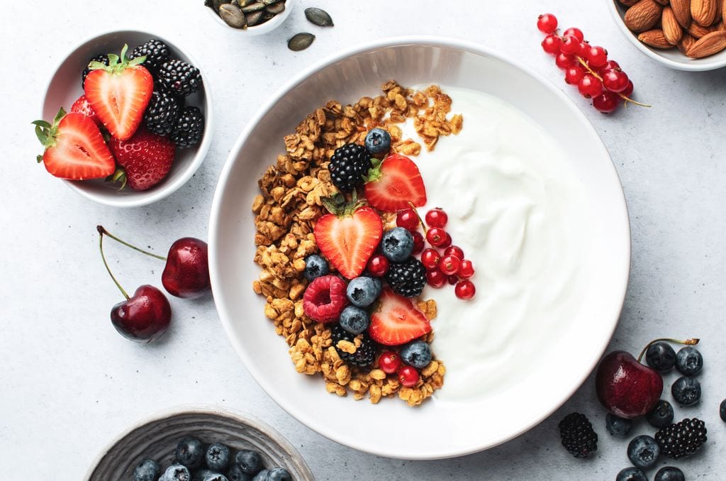 Bol de queso batido con frutas frescas y granola
