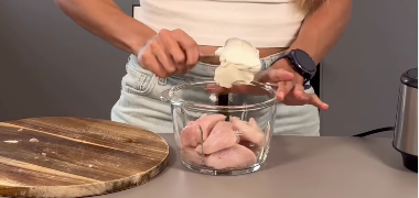 Solo tienes que triturar pollo con queso crema, sal y pimienta.