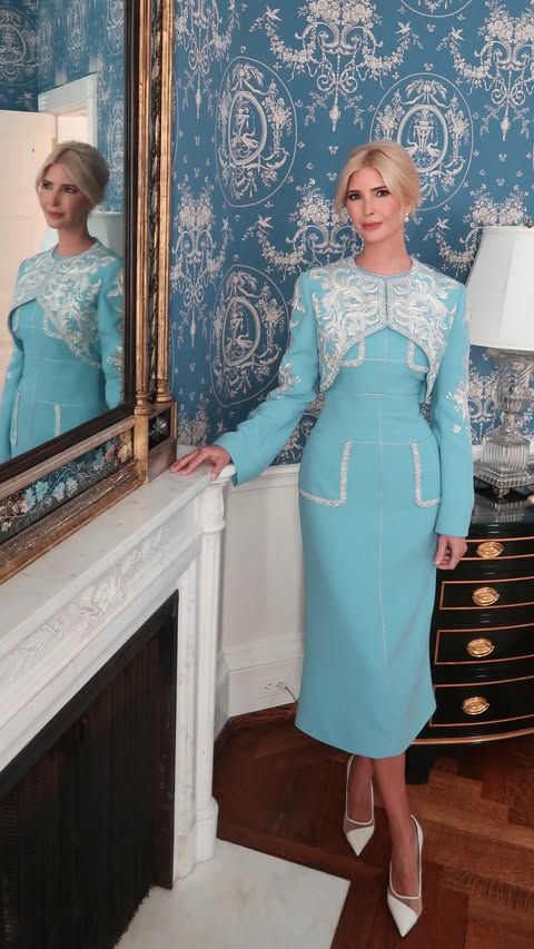 Ivanka lució un vestido azul celeste de la diseñadora china Guo Pei.