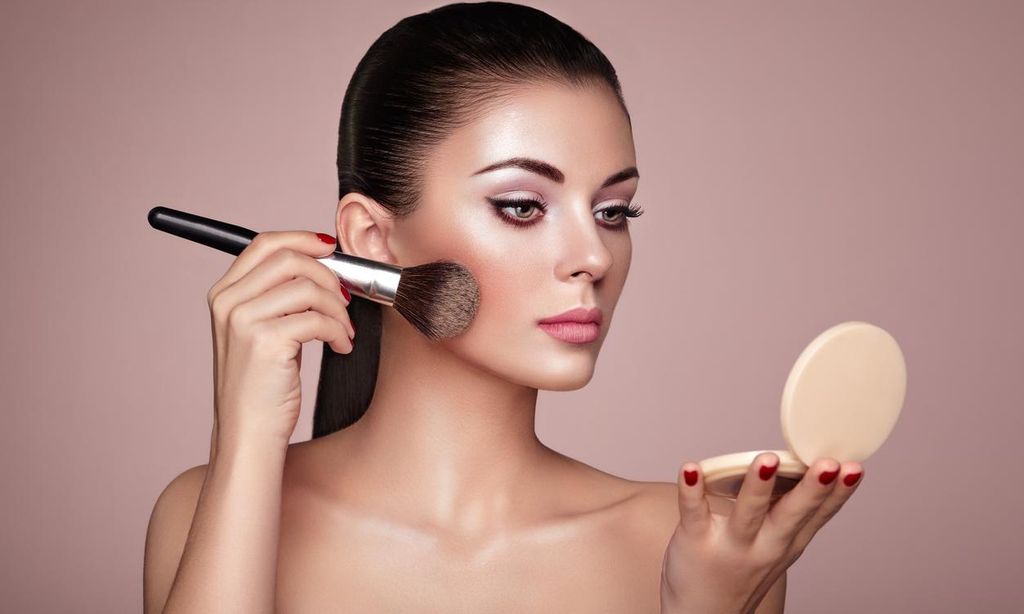 
Si deseas hacer lucir tu cutis bronceado recurre a bronceadores no intentes ‘oscurecerlo’ con la base
