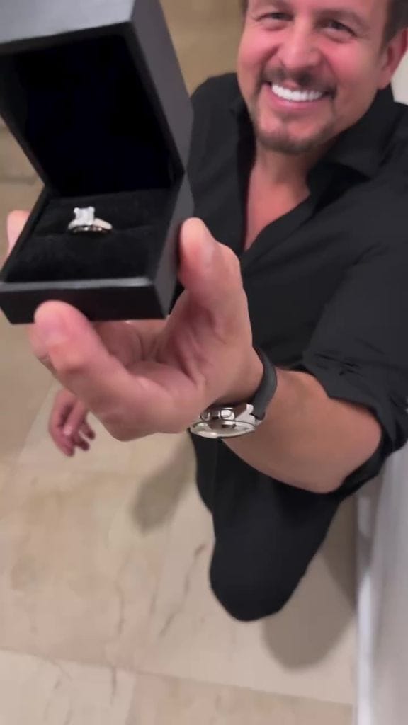 Yul Bürkle le dio una hermosa sortija de compromiso a Scarlet como regalo de aniversario.