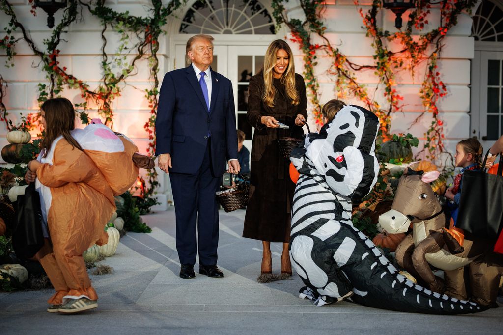 Donald Trump y Melania Trump dando dulces a los niños por Halloween en la Casa Blanca