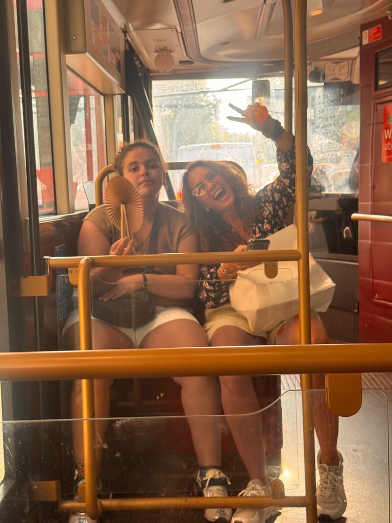 Madre e hija disfrutando de las ciudades europeas, a bordo del transporte público.