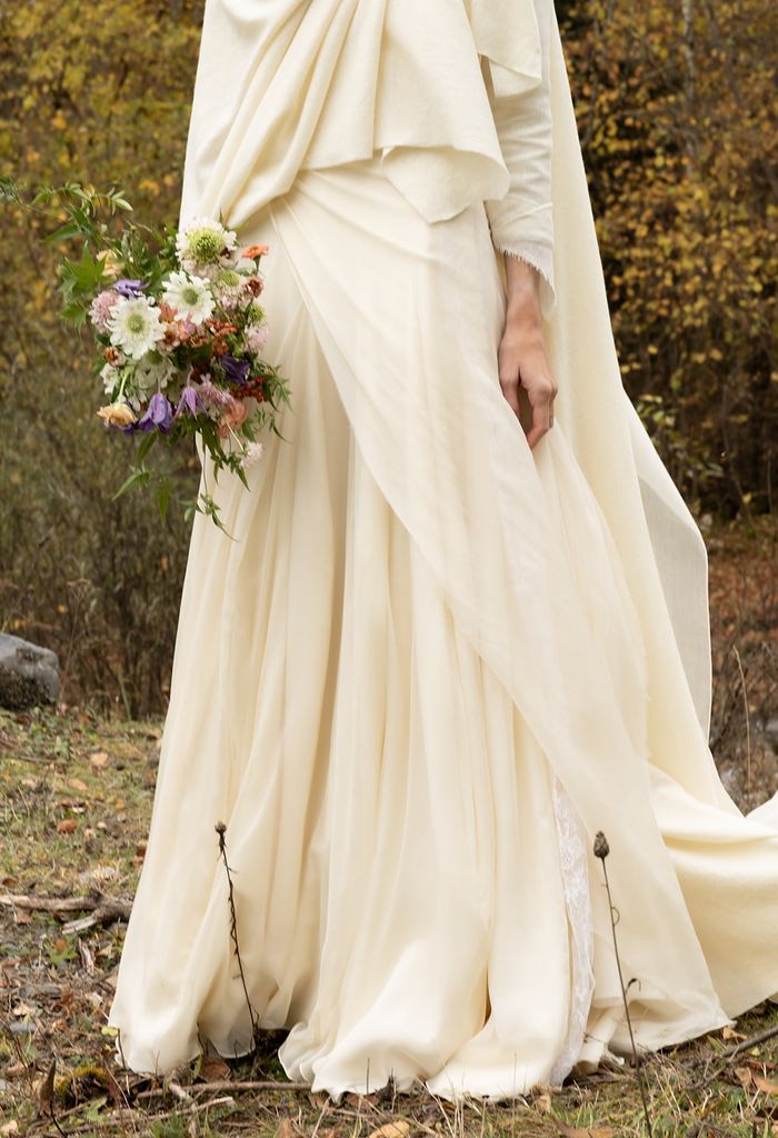 Laura con un vestido con lino rústico y capa de cashmere de Inés Martín Alcalde en su boda con Antonio en el Artíes.