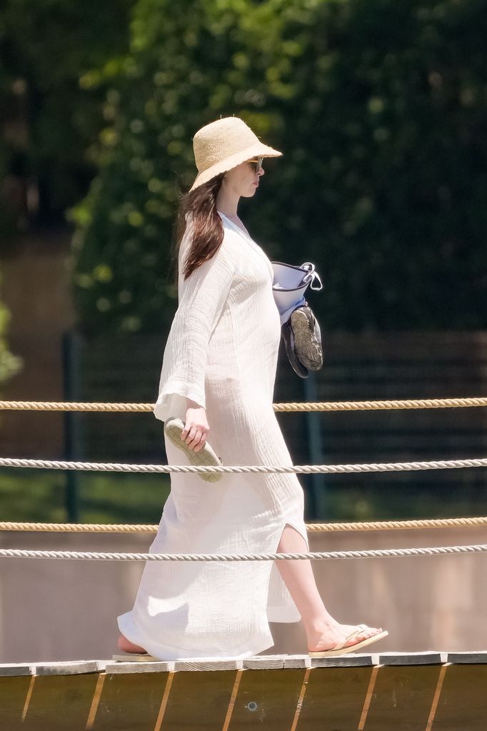 Anne Hathaway está de vacaciones con su familia en Saint-Tropez.