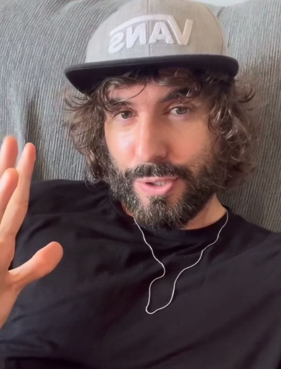 Mikel Izal anunciando que ha sido operado del menisco