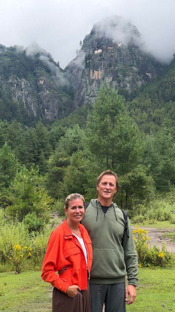El matrimonio posando con el increíble paisaje.