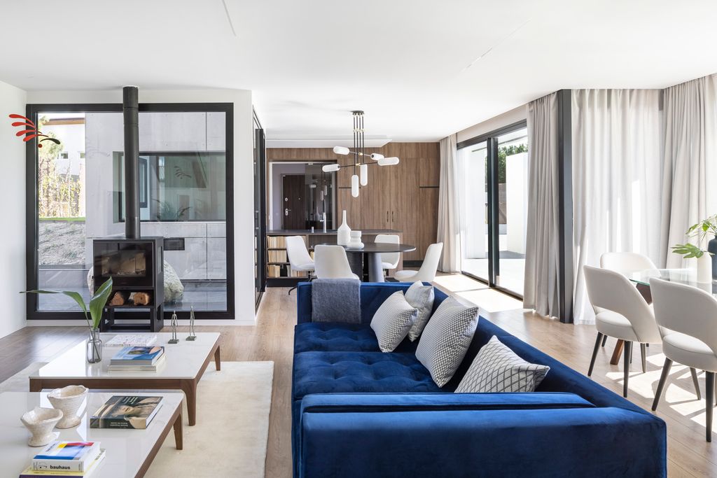 Salón con sofá en azul petróleo. 