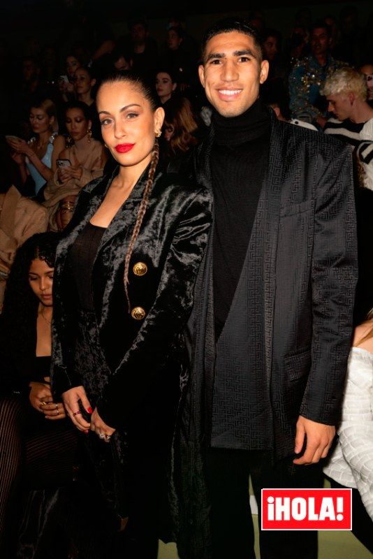Hiba Abouk y Achraf Hakimi en un desfile de la Semana de la Moda de París
