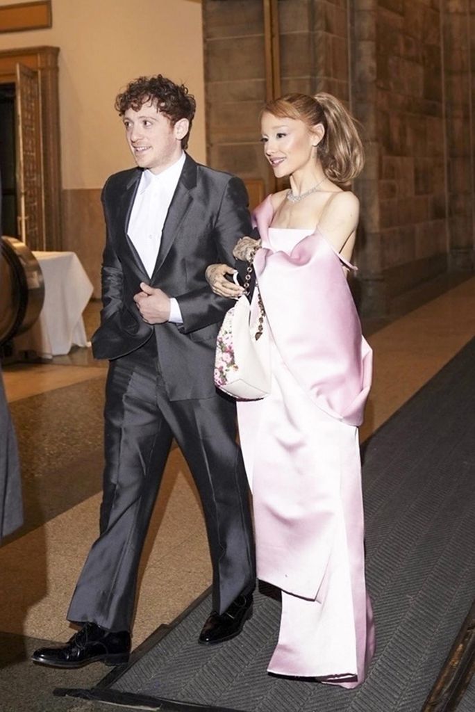Ariana Grande y su novio Ethan Slater