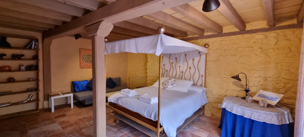 Dormitorio de Lucía Bosé, con cama con dosel