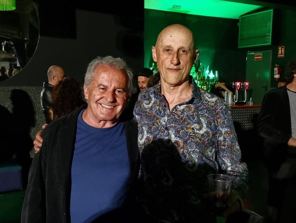 Víctor Manuel se despide del líder de Ilegales