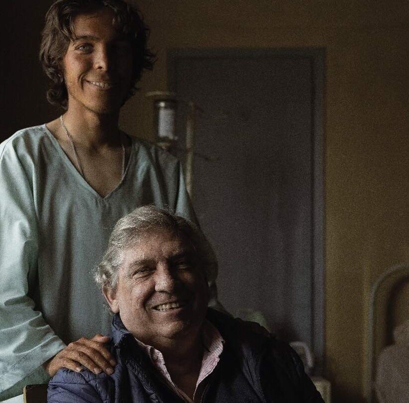 Álvaro Mangino en el rodaje de 'La sociedad de la nieve' con el joven actor que le dio vida