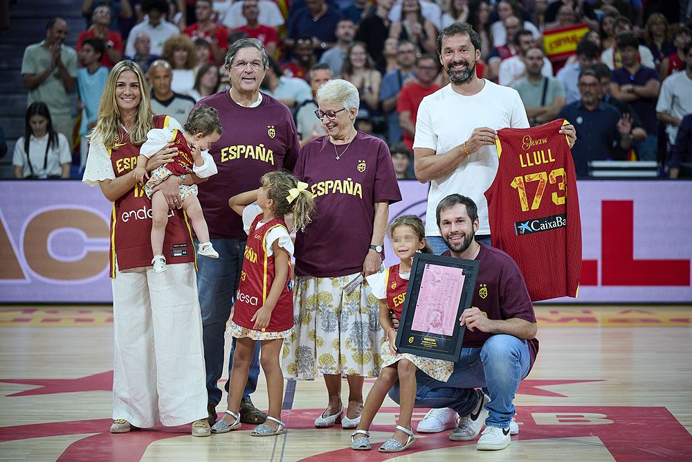 Seergio Llull con sus padres, su mujer y sus hijas 