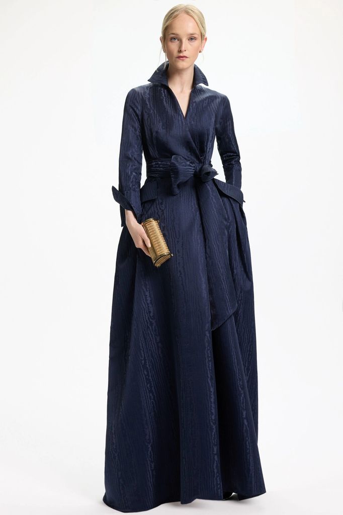 Vestido camisero de madrina en azul noche de Carolina Herrera