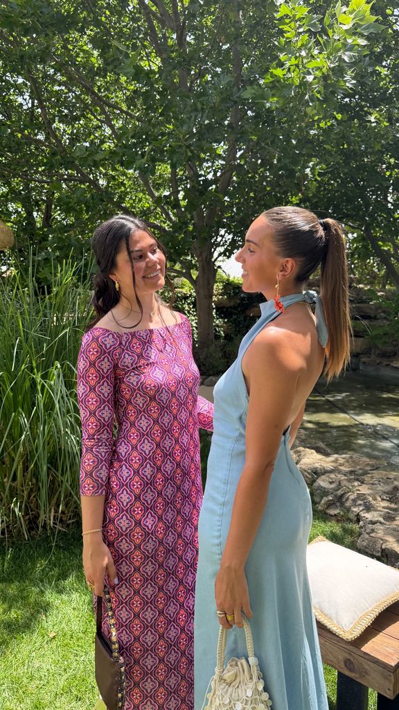 Las jugadoras de fútbol María Méndez y Julia Aguado en la boda de Alba Redondo