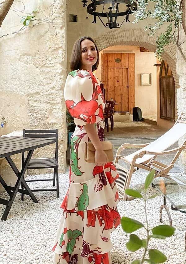 Tamara con vestido de invitada de flores
